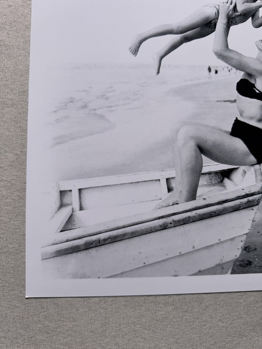 Zandvoort 1953 – Mère et enfant en barque – Estampe d'art