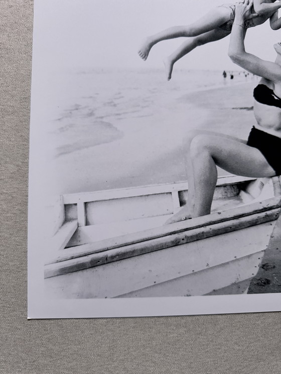 Image 1 of Zandvoort 1953 – Mère et enfant en barque – Estampe d'art