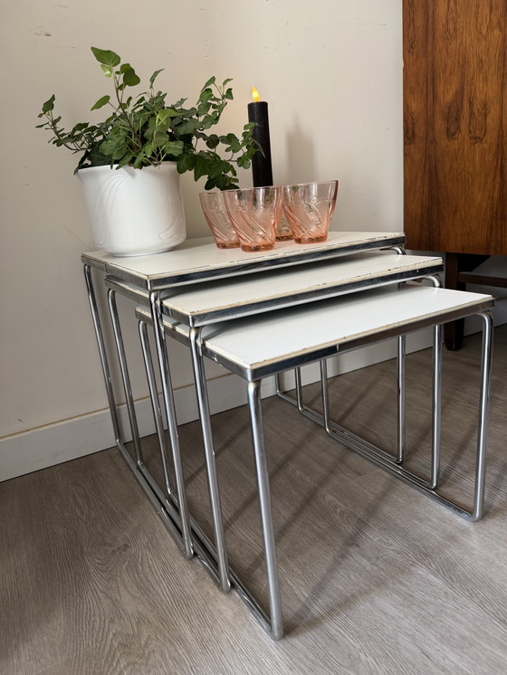 Image 1 of Mimi set Tavolini impilabili metà secolo bianchi con finiture cromate