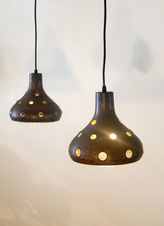 Set van 2 Brutalistische koperen en amber kleurig glazen hanglampen van Peill & Putzler – Glass, Copper (photo 2 of 8)