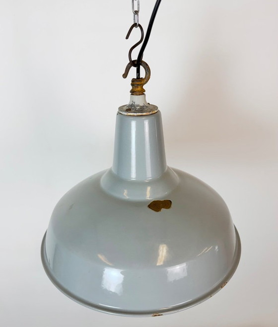 Industrial British Grey Enamel Factory Pendant Lamp, 1960s – Iron (photo 7 of 17)