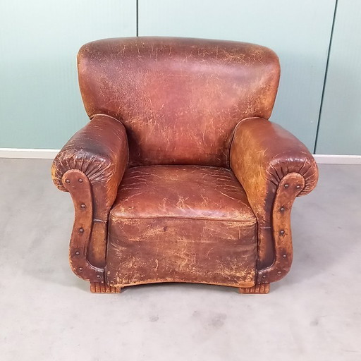 Poltrona in pelle borchiata del XIX secolo