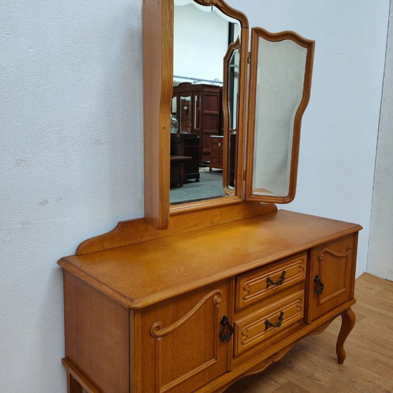 Image 1 of Tavolo da trucco vintage in stile Queen Anne, con specchio a trittico.