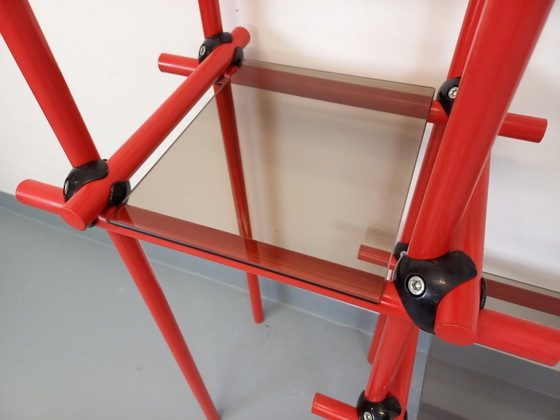 Image 1 of Vintage Italiaanse Bauhaus-boekenkast van rood metaal en rookglas uit de jaren 70.