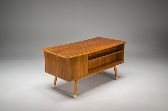 Image 1 of Freistehender Schreibtisch in Nussbaum, 1960er Jahre