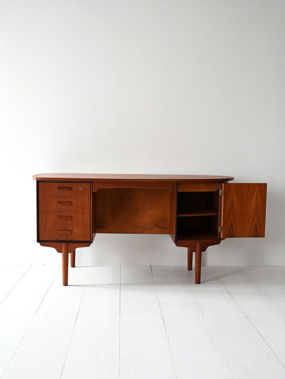 Image 1 of Bureau scandinave ovale en teck des années 1960
