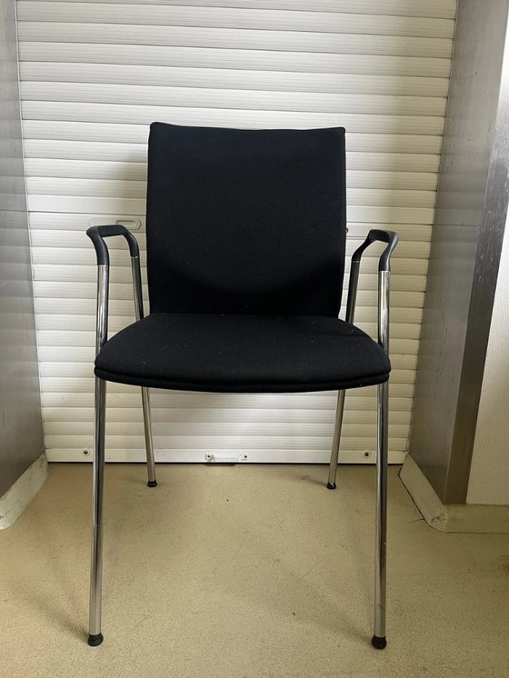 Image 1 of Sedia per visitatori nera con braccioli