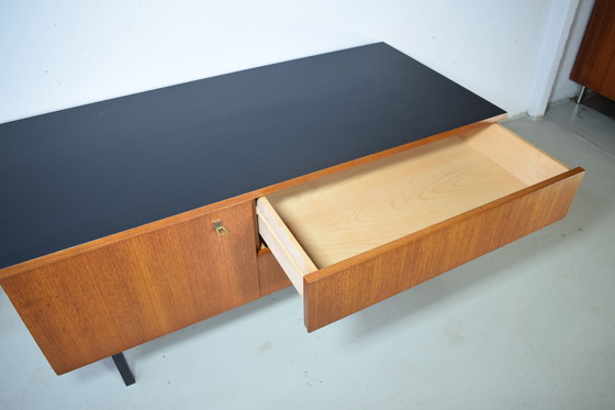 Image 1 of Buffet bas vintage en teck des années 1960, style milieu du siècle