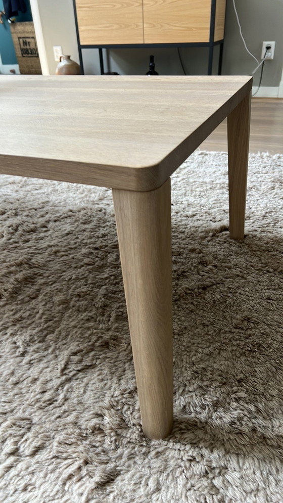 Image 1 of Il tavolino Gracefull di Bolia è realizzato in rovere pigmentato bianco. 120/60 cm, altezza 42 cm.