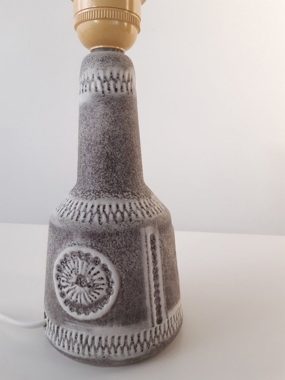 Image 1 of Set van 2 vintage keramieken lampvoeten in grijs met witte versiering, vintage aardewerken mcm lampvoeten