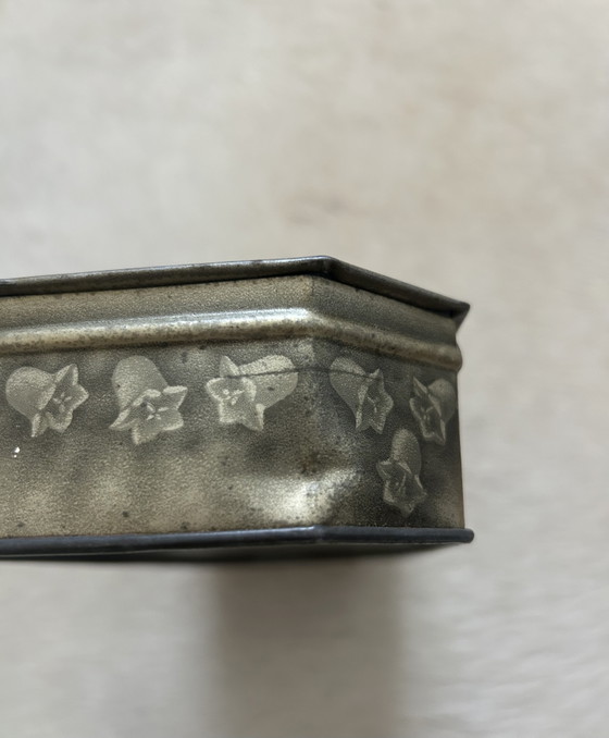 Lata de galletas CWS - Crumpsall y Cardiff, procedente de Inglaterra, ca. 1920-1930. – Objetos decorativos (photo 9 of 9)