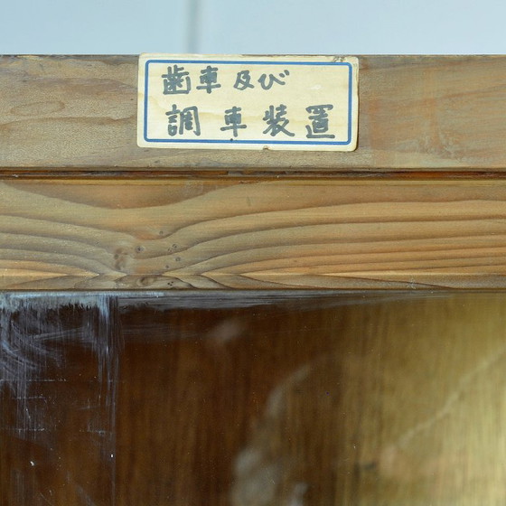 Japanese display cabinet, circa 1950 – Glass, Metal (photo 15 of 16)