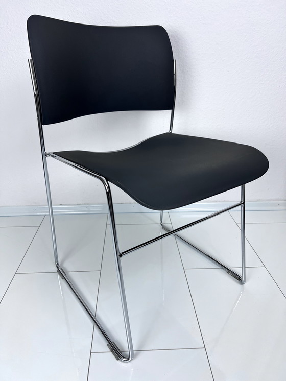 Image 1 of 2 x HOWE 40/4 bijzetstoel - Iconisch ontwerp