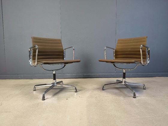 Image 1 of Paire de chaises de bureau vintage Eames pour Herman Miller EA108 Alu Range, années 1980 - lot de 6