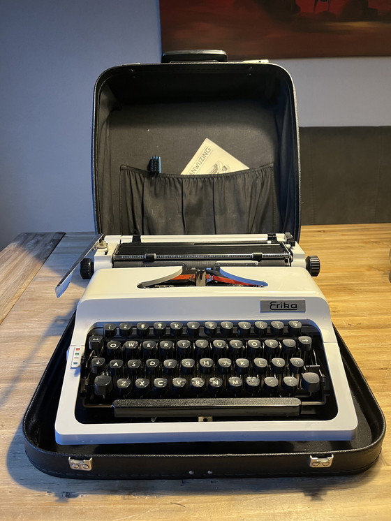 Image 1 of Macchina da scrivere portatile Erika d'epoca in una valigia