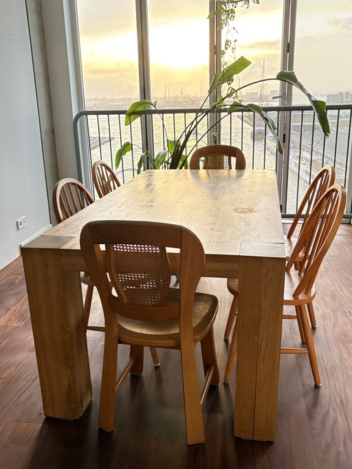 Table de salle à manger en bois avec 6 chaises assorties