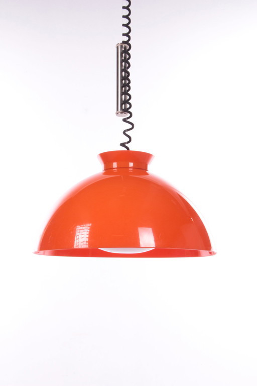 Lampada a sospensione arancione Kartell disegnata da Achille e Pier Giacomo