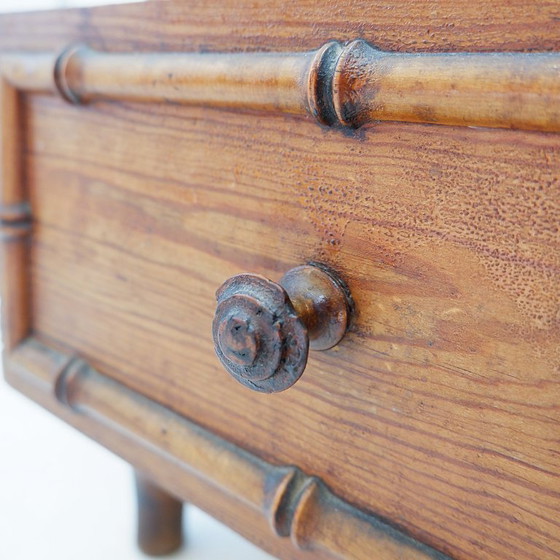 Image 1 of Cómoda de pino oscuro con acabado imitación bambú - Finales del siglo XIX