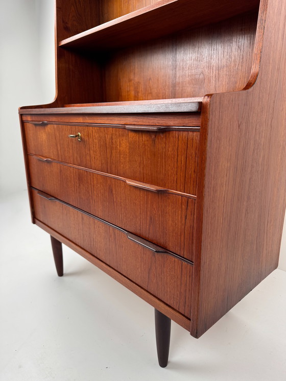 Image 1 of Deense teakhouten boekenkast met uitschuifbaar bureau – elegante werkplek in mid-century stijl