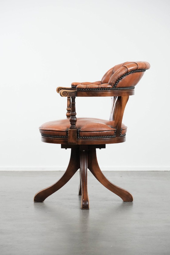 Image 1 of Chesterfield-Bürostuhl im englischen Stil aus Leder und Holz