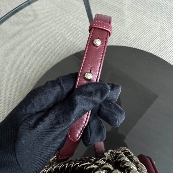 Image 1 of Chanel Boy Medium - 25 cm, cuir d'agneau matelassé bordeaux, finitions dorées, Série 22