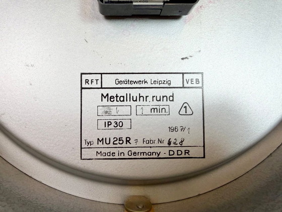Image 1 of Graue industriell anmutende Wanduhr aus Ostdeutschland von GW, 1960er Jahre