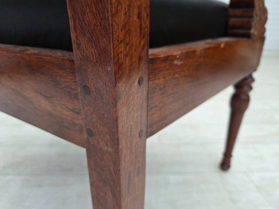 Image 1 of Jaren 1920-1930, Set van 2 fauteuils, ontwerp naar Georges Jacob, gesneden teakhout, leer, opnieuw gestoffeerd.