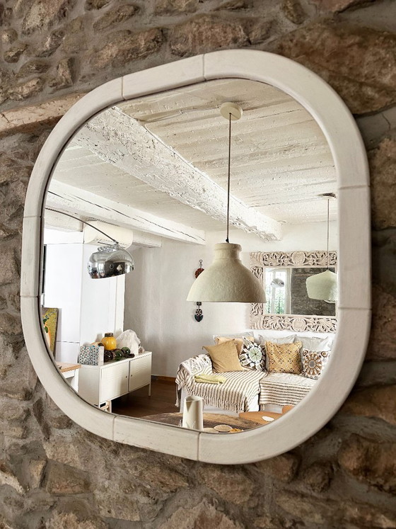 Großer Wandspiegel im Space-Age-Stil aus weiß patiniertem Holz. Frankreich, 1970er Jahre. – Glass (photo 5 of 7)