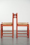 2 chaises vintage en bois rouge des années 70 avec assise en rotin tressé