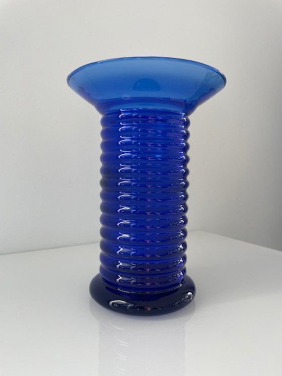 Image 1 of Postmoderne vintage vaas – saffierblauw ribbelglas (22cm)
