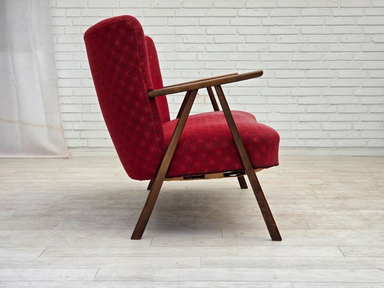 Image 1 of Divano danese a 2 posti, anni '60, rivestimento in tessuto rosso, gambe e braccioli in legno di faggio.