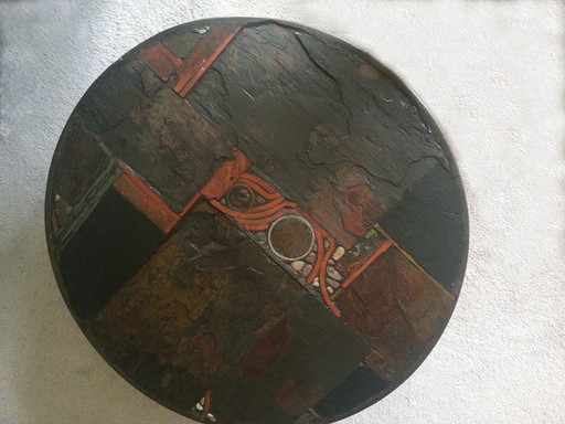 Grande table basse ronde brutaliste sur pied en tôle noire par Paul Kingma