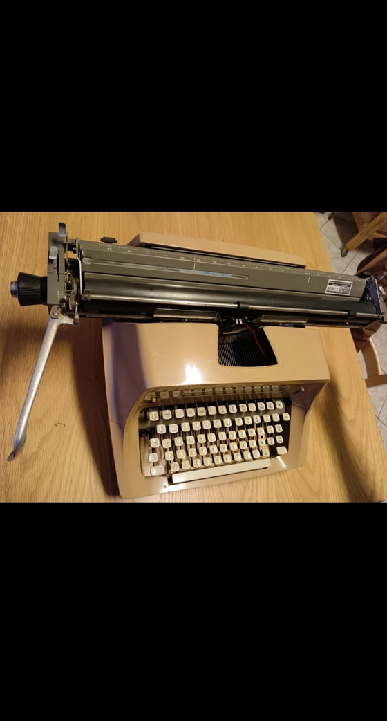 Image 1 of Machine à écrire des années 60 et 70 - Remington
