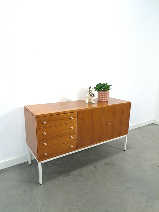 Furnieranrichte aus Schweden mit weißen Stahlbeinen