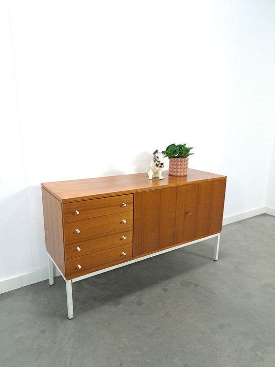 Image 1 of Furnieranrichte aus Schweden mit weißen Stahlbeinen