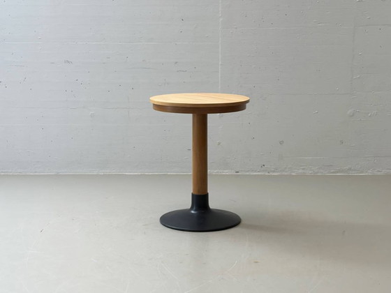 Image 1 of Ronde bijzettafel met gietijzeren voet, jaren 70