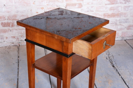 Gerestaureerd klein Biedermeier bijzettafeltje, kersenhout, herwerkt Pools, Tsjechisch, jaren 1840 – Glass (photo 30 of 40)