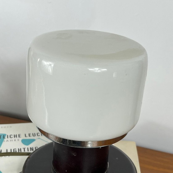 Kleine Tischlampe mit Opalglas-Kugel und Lederbezogenem Fuß – Tischlampen (photo 4 of 9)