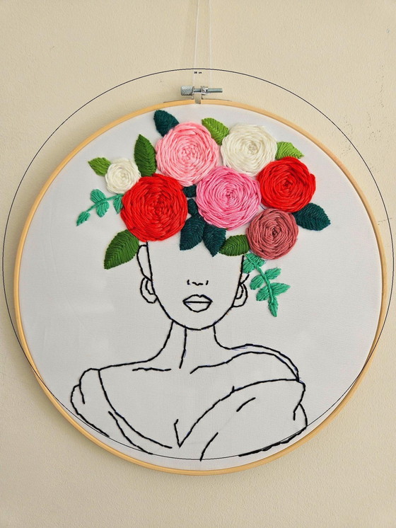 Image 1 of Ricamo fatto a mano da parete – Silhouette di donna con capelli floreali 3D – 30 cm