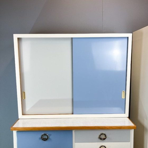 Image 1 of Keukenkastjes, pastelblauw en lichtgrijs, jaren 60, meubilair uit het midden van de vorige eeuw