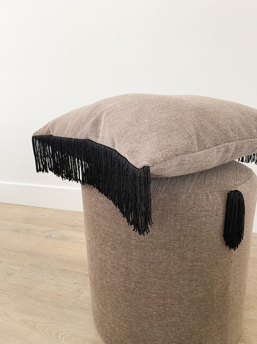 Cojín decorativo hecho a mano con detalles de flecos negros