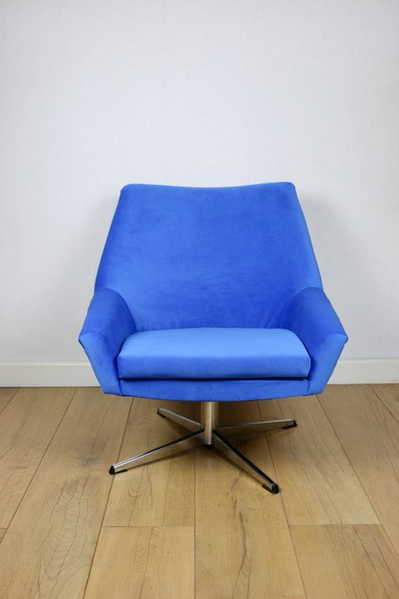 Image 1 of Poltrona girevole vintage di DDR in velluto blu fiordaliso della serie Jade