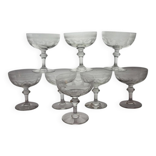 8 champagne coupes in fine crystal from the late 19th to early 20th century.