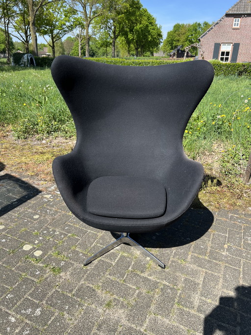 Réplique de la chaise Egg