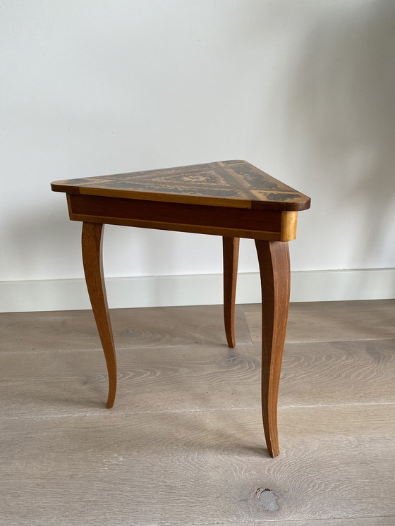 Image 1 of Table d'appoint vintage en forme de boîte à musique de style rococo italien