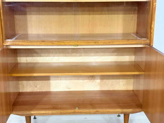 Image 1 of Pièce classique du design de 1966 : vitrine haute en placage noyer élégant / Vitrine vintage / Meuble de salon style Mid-Century
