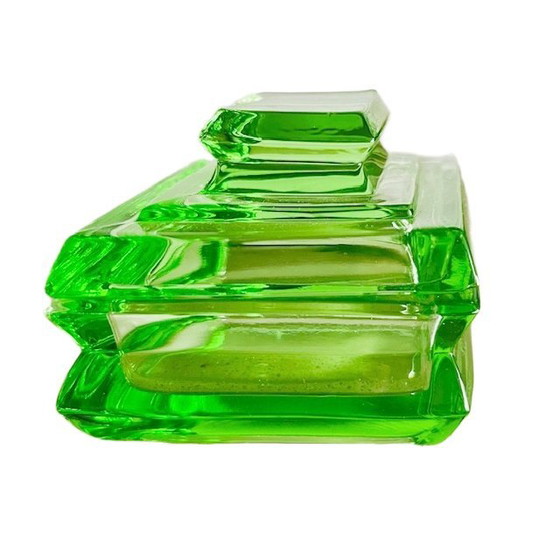 Image 1 of Boîte à poudre allemande élégante Boîte à bijoux en cristal vert émeraude 1940s