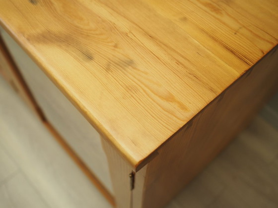 Image 1 of Vitrine en pin, design danois, années 1980, production : Danemark