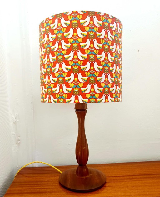 Lámpara de madera vintage y pantalla a medida pájaros naranjas 1970