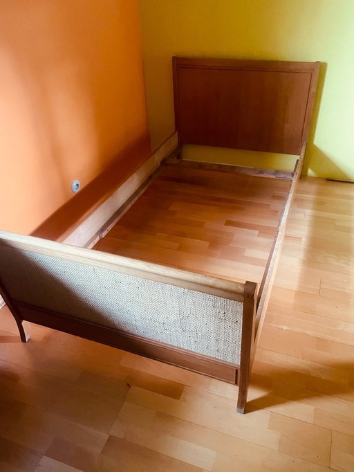 Lit en bois des années 1950, style milieu du siècle, avec cannage viennois.